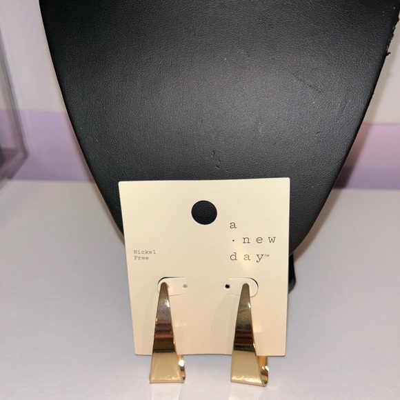 Earrings, Fashion Gold Tone, NWT. - Picture 2 of 2